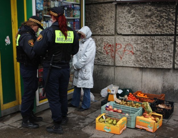 Rentner und Pensionäre versuchen als Straßenhändler ihr Einkommen ein wenig aufzubessern.