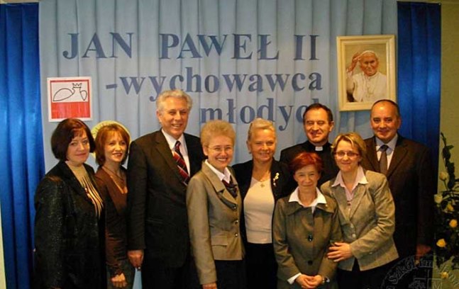 Zdjęcie z Archiwum Szkoły Języka i Kultury Polskiej we Franfurcie nad Menem.
Druga od prawej Halina Koblenzer